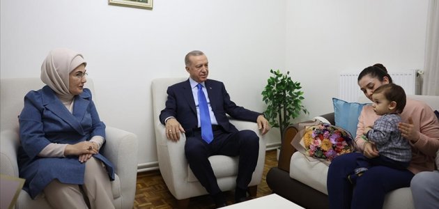 Cumhurbaşkanı Erdoğan depremzede aileye ziyaret etti