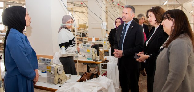 Depremzedeler için tekstil ürünleri ve oyuncaklar hazırlanıyor