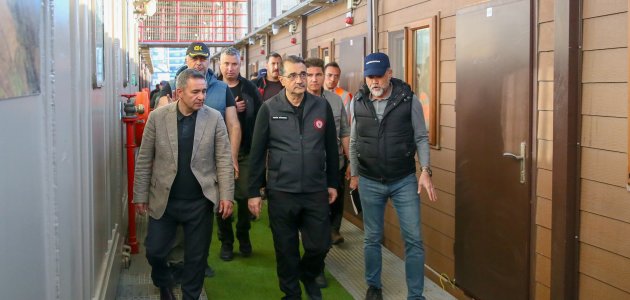 Bakan Dönmez depremzedelerin barınacağı gemiyi inceledi