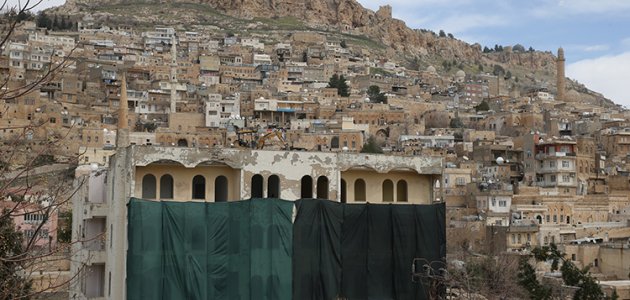 Mardin’de tarihi dokuyu bozan betonarme bina yıkılıyor