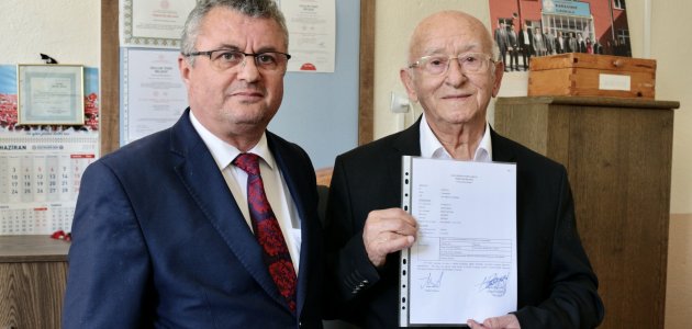 Konya’da 84 yaşında eğitimini tamamlayan dede gençlere örnek oldu