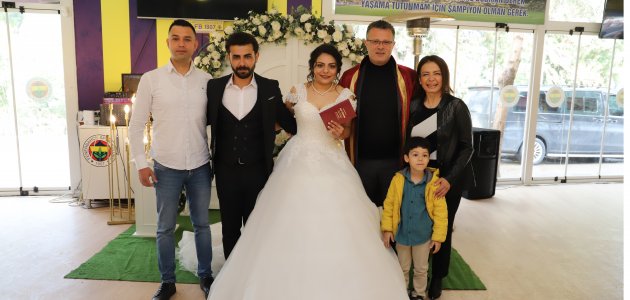 Depremzede çifti enkazdan çıkaran polis nikah şahitliği yaptı