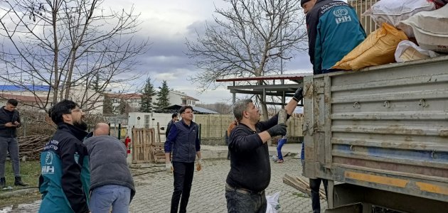 Köylülerden deprem bölgesine 25 ton odun yardımı
