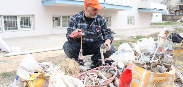 Molozun içinden aletlerini bulup dükkanını yeniden açacak