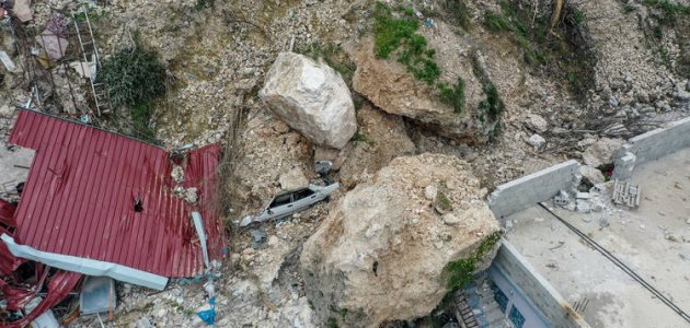 Depremde yıkılmayan evlere kayalar zarar verdi
