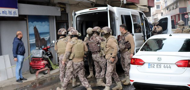2 kişiyi tabancayla yaralayan şüpheli, kendini çatı katına kilitledi