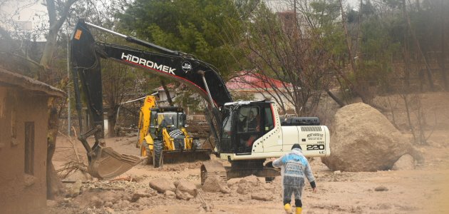 Adıyaman’da konteyner suya kapıldı: 1 kişi hayatını kaybetti, 4 kişi kayıp