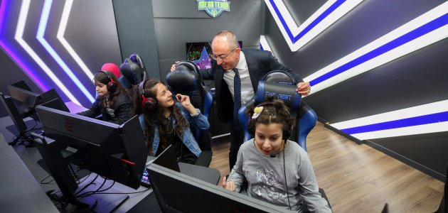 Depremzede çocuklar Meram E-spor merkezinde