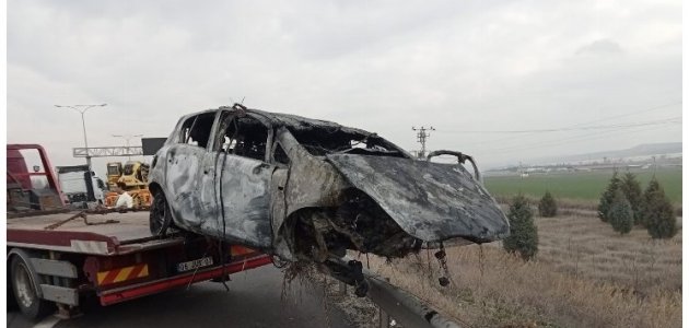 Takla atan araç bariyerlere çarpıp alev aldı! 