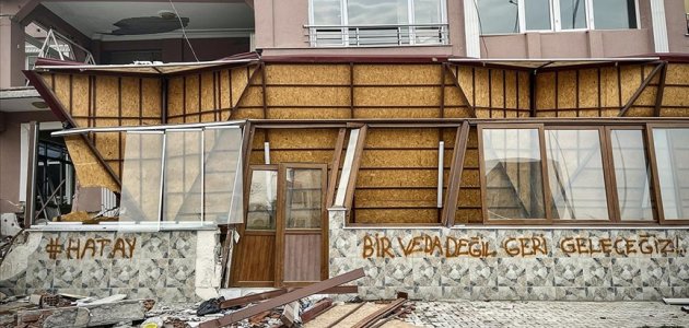 Hatay duvarlarında depremzedelerin umutları yazıyor