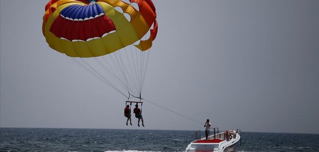 Deniz paraşütü yaparken bacağını köpek balığı kaptı
