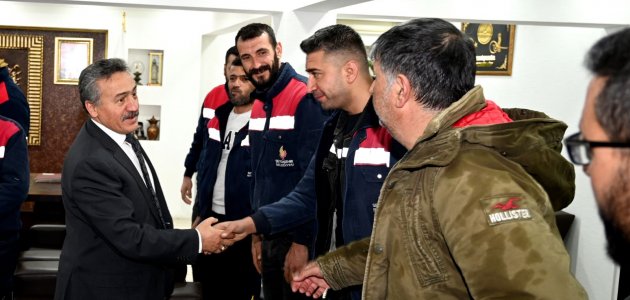 Başkan Tutal’dan deprem bölgesinde görevli personele takdir belgesi