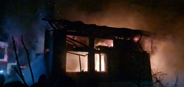 Yangında 2 katlı ev kullanılamaz hale geldi