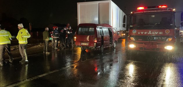 Minibüs konteyner yüklü tıra çarptı! Kaza’da 1 kişi öldü, 2 kişi yaralandı