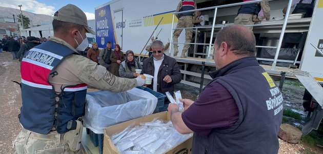 Mobil Yemek ve Ekmek Araçları depremzedelerin içini ısıtıyor