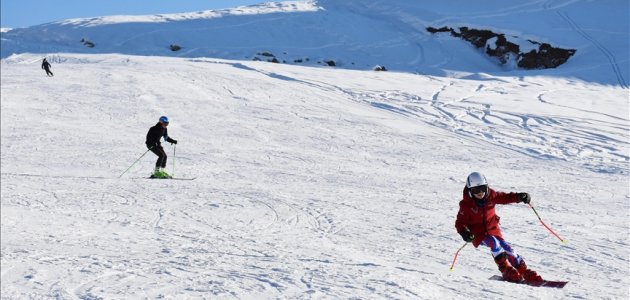 Hakkarili çocuklar Altyapı Gelişim Projesi ile kayak öğreniyor
