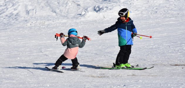 Hakkarili çocuklar Altyapı Gelişim Projesi ile kayak öğreniyor