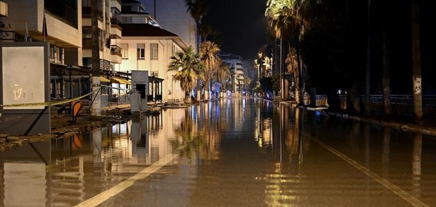 Hatay İskenderun’da deniz seviyesi yükseldi