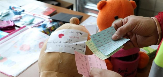 Çocukların depremzede çocuklara yazdığı notlar yürek ısıtıyor