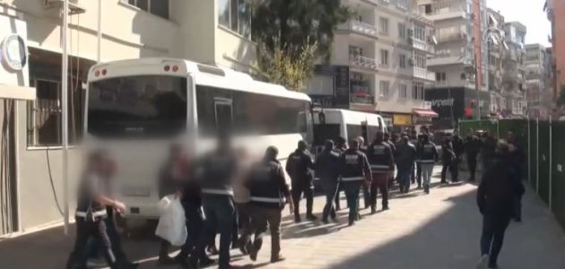 İzmir merkezli FETÖ operasyonu: 30 kişi tutuklandı
