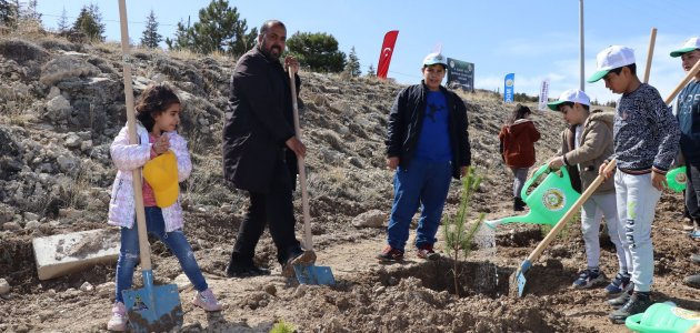 Depremde hayatını kaybedenler anısına Konya’da fidan dikildi