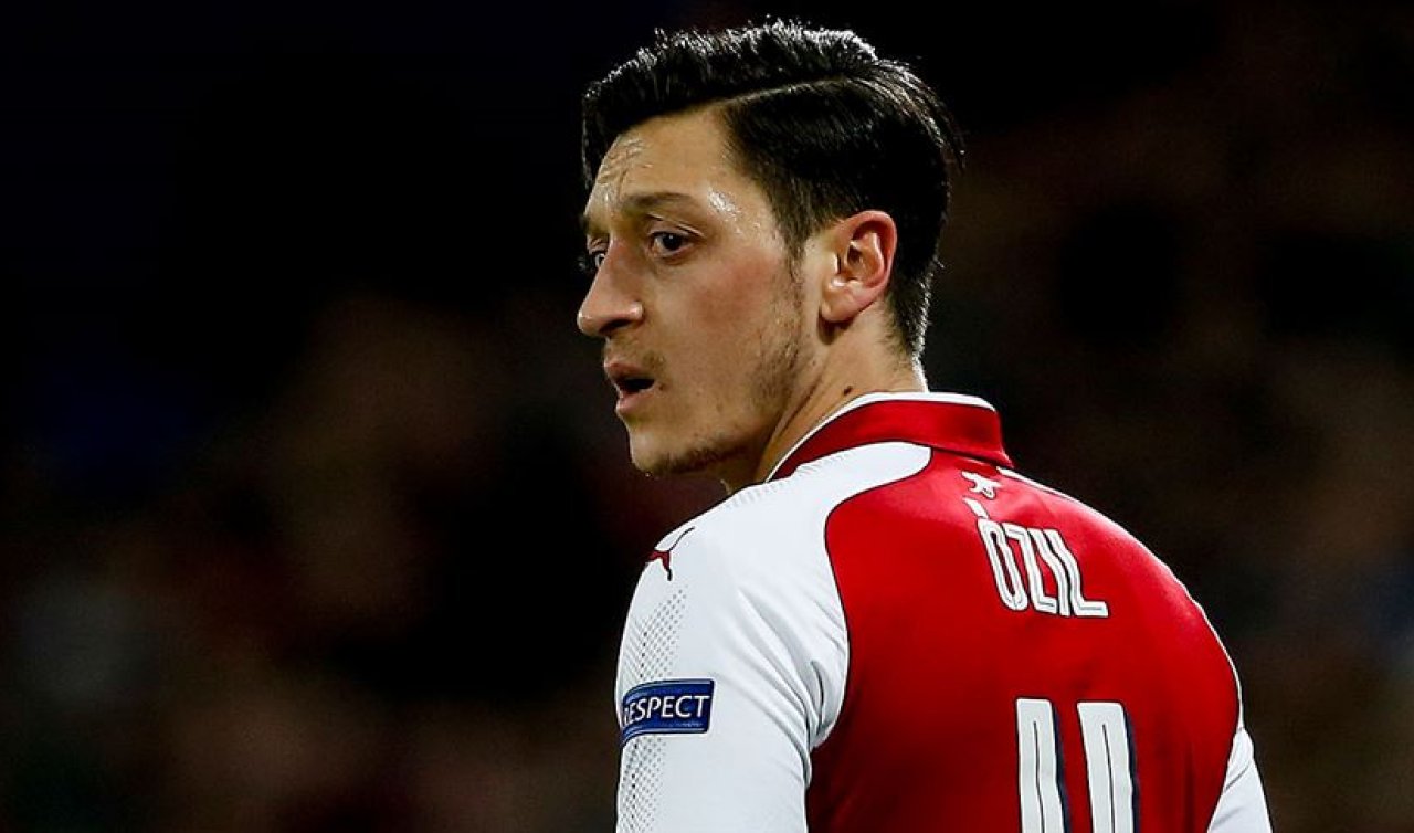  Mesut Özil futbolu bıraktığını açıkladı