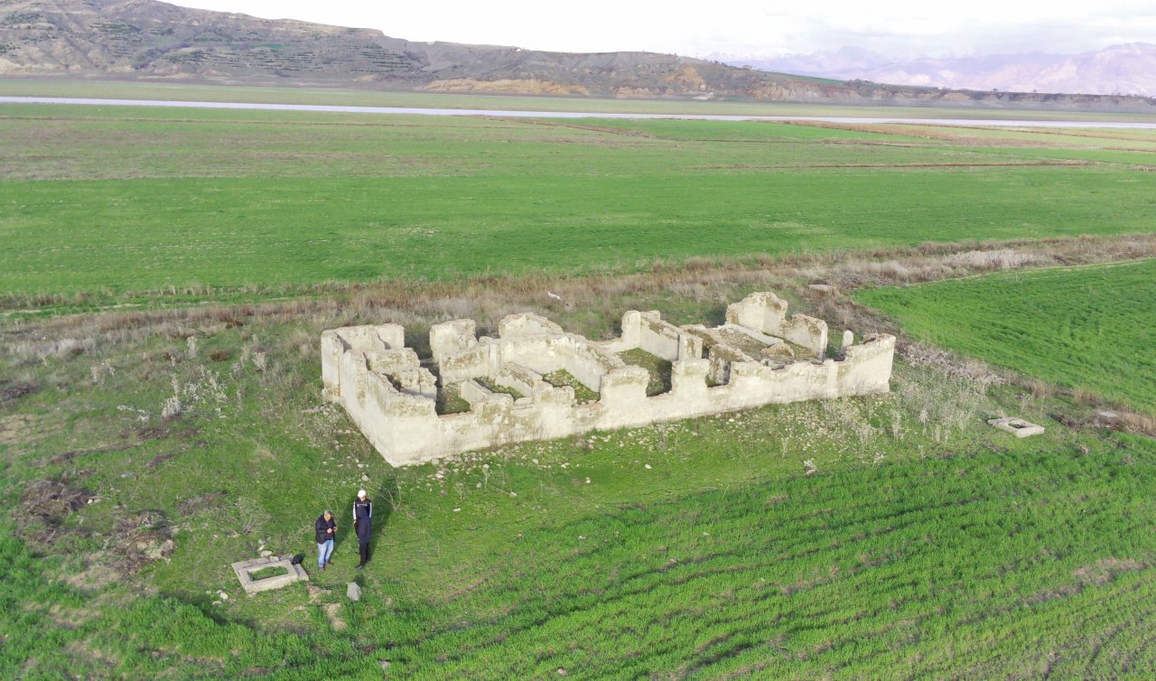 Suyun çekildiği barajda 83 yıllık tren istasyonu gün yüzüne çıktı