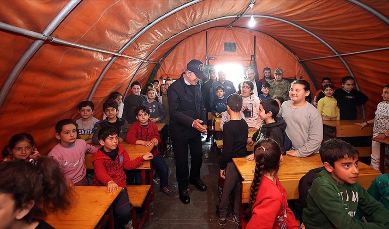 Deprem bölgelerinde Mehmetçik Okulu eğitime destek oluyor
