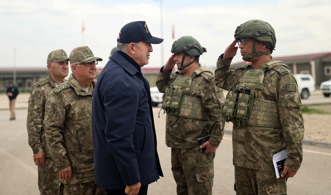  Bakan Akar sınırın sıfır noktasında gündemi değerlendirdi