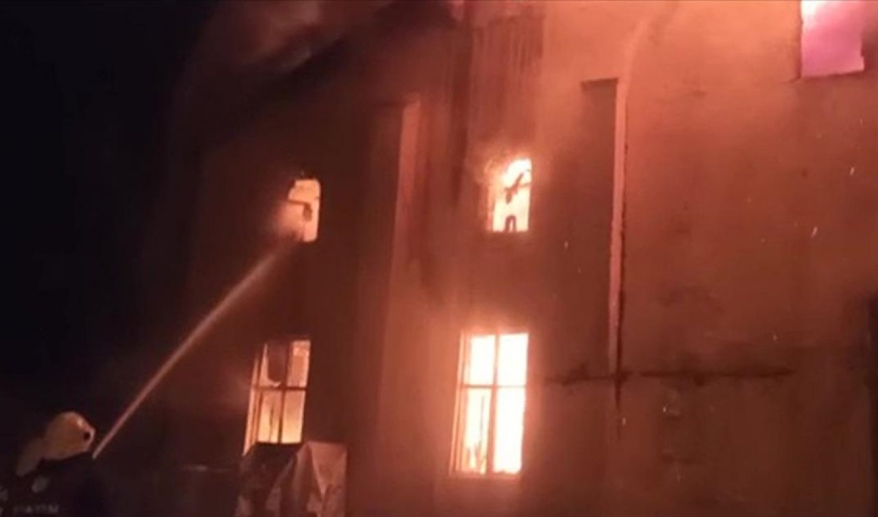 303 yıllık cami alev alev yandı 