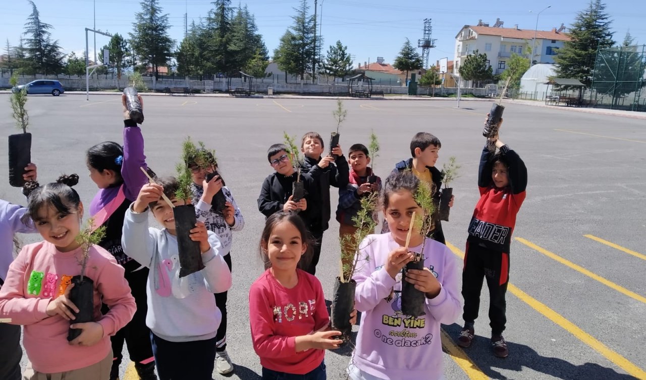 Konya’da öğrenciler fidanları toprakla buluşturdu