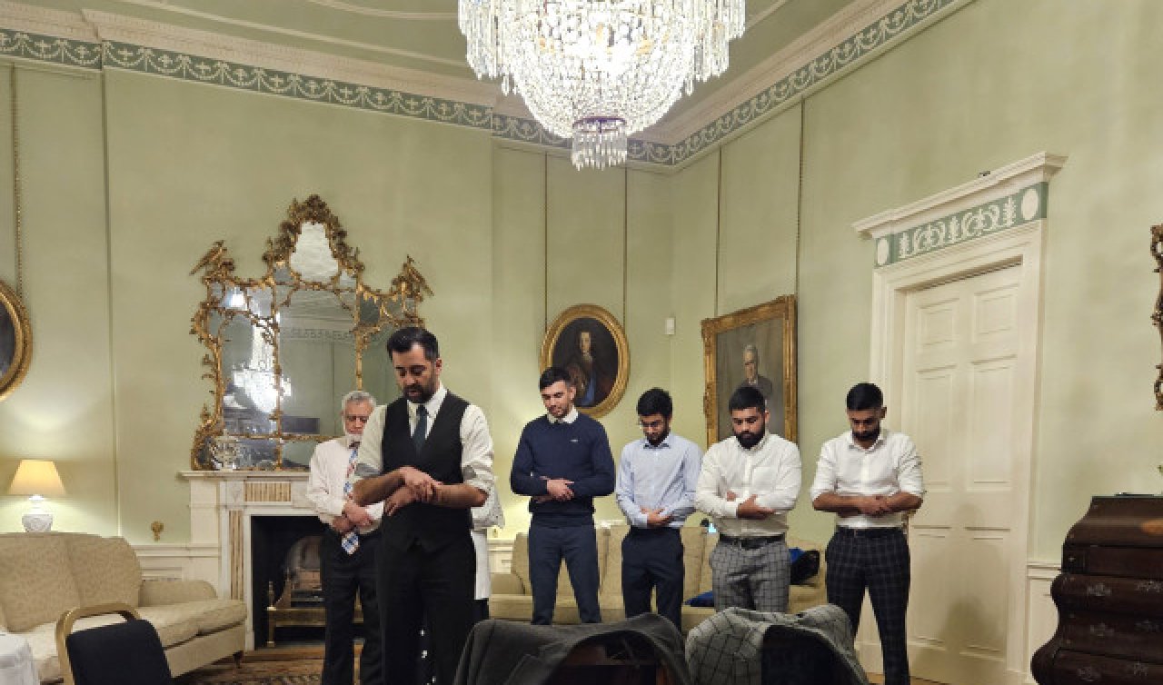 İskoçya’nın yeni başbakanı namaz kıldırdı