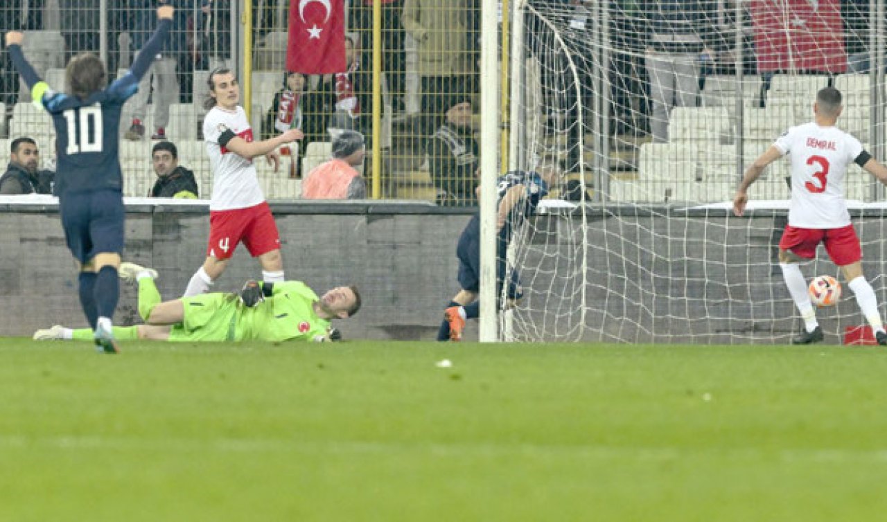 Tribünlerde TFF istifa tezahüratları!