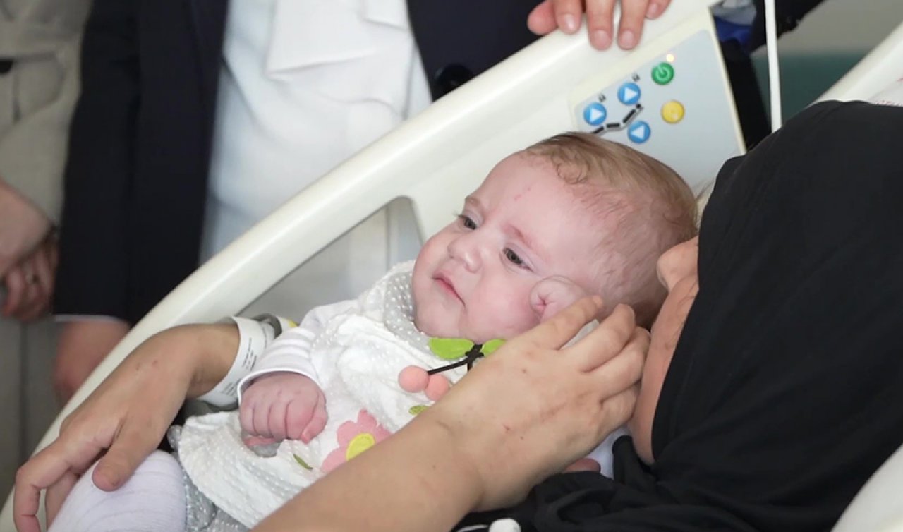 Enkazdan 128 saat sonra kurtarılmıştı! Gizem bebek ve annenin duygulandıran buluşması  
