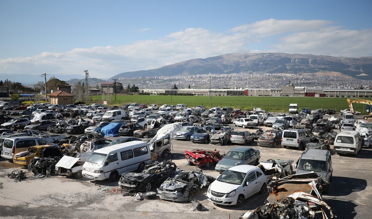 Depremde hasar gören 1396 araç otoparka çekildi