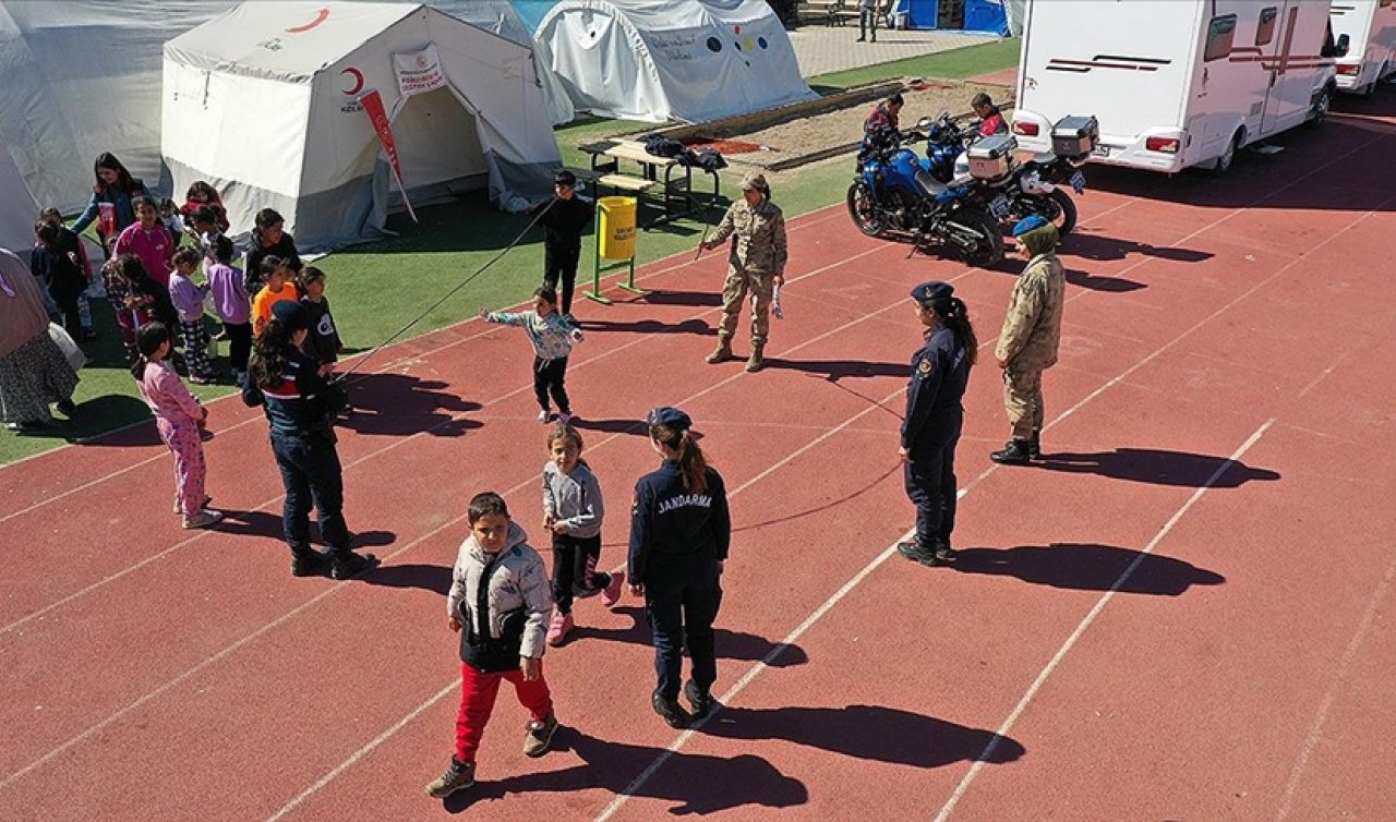 Jandarma çadır kentteki çocuklara moral veriyor 