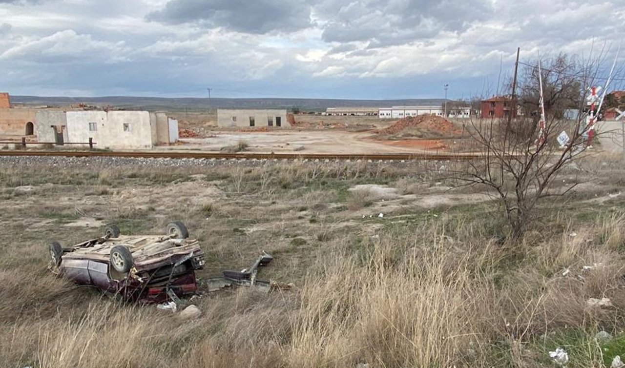 Devrilen otomobildeki 5 kişi yaralandı