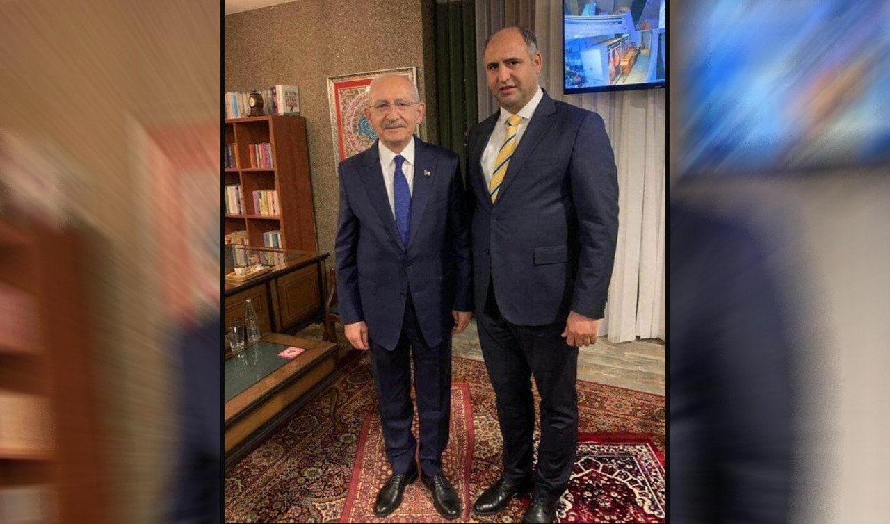 Kılıçdaroğlu’nun seccadeye ayakkabıyla bastığı yeni bir fotoğrafı ortaya çıktı