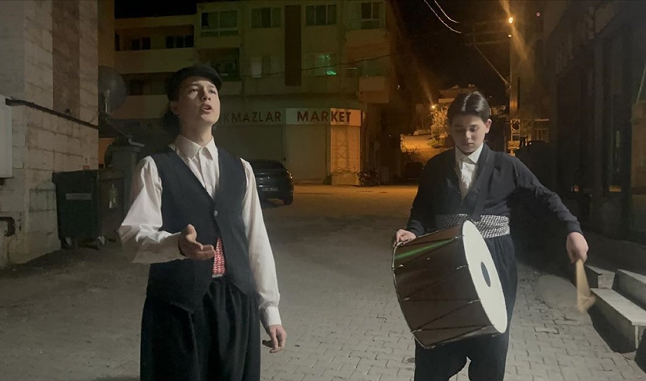 Lise öğrencileri ramazan davulcusu oldu