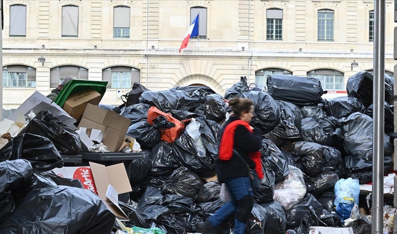 Paris çöp kente dönüşüyor!