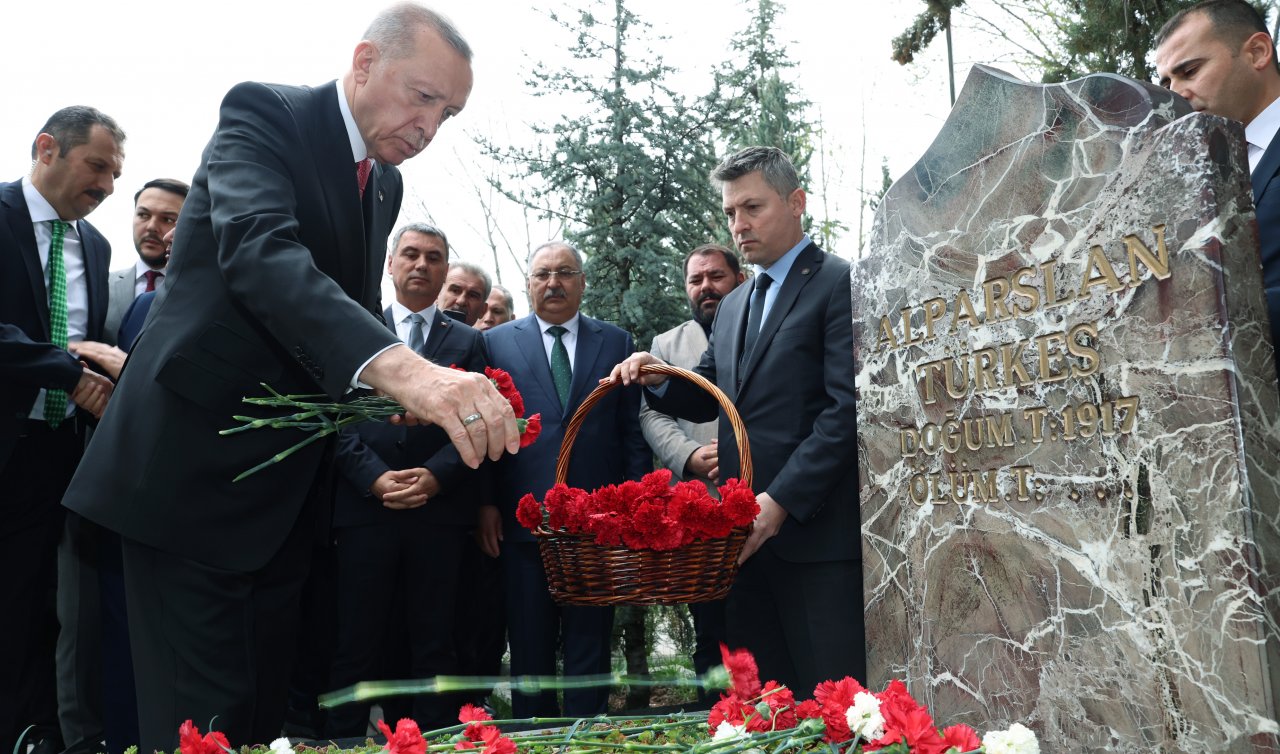 Cumhurbaşkanı Erdoğan’dan anlamlı ziyaret! Alparslan Türkeş’in mezarına gitti