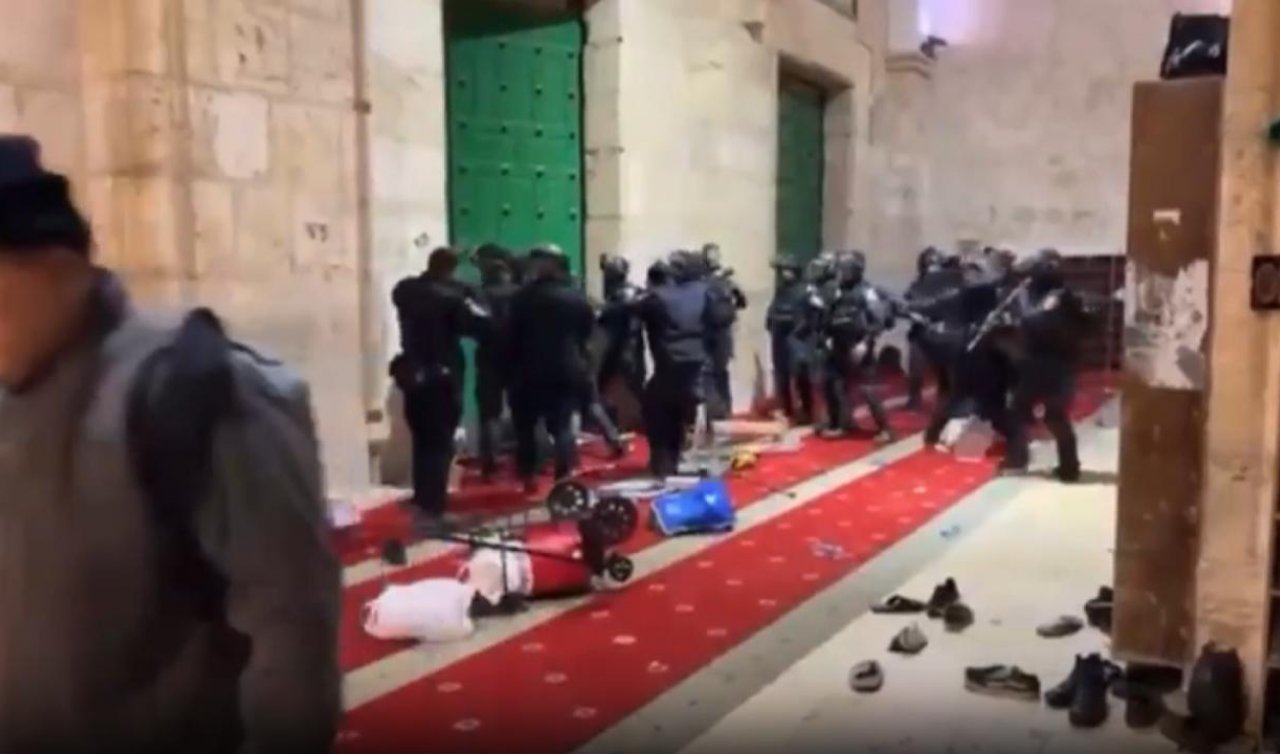 İsrail polisi, Mescid-i Aksa’ya yine baskın düzenledi