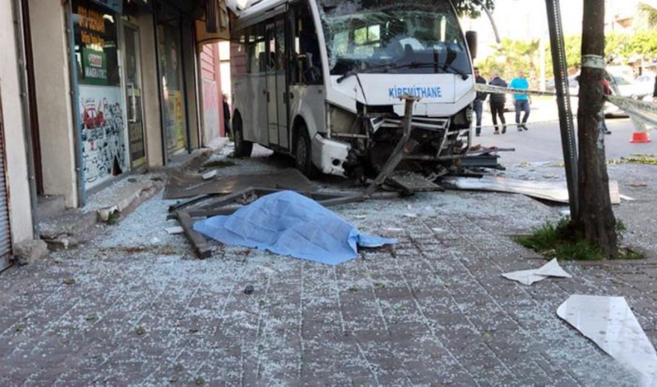 Durakta bekleyenlere dolmuş çarptı: 1 kişi öldü, 7 kişi yaralandı