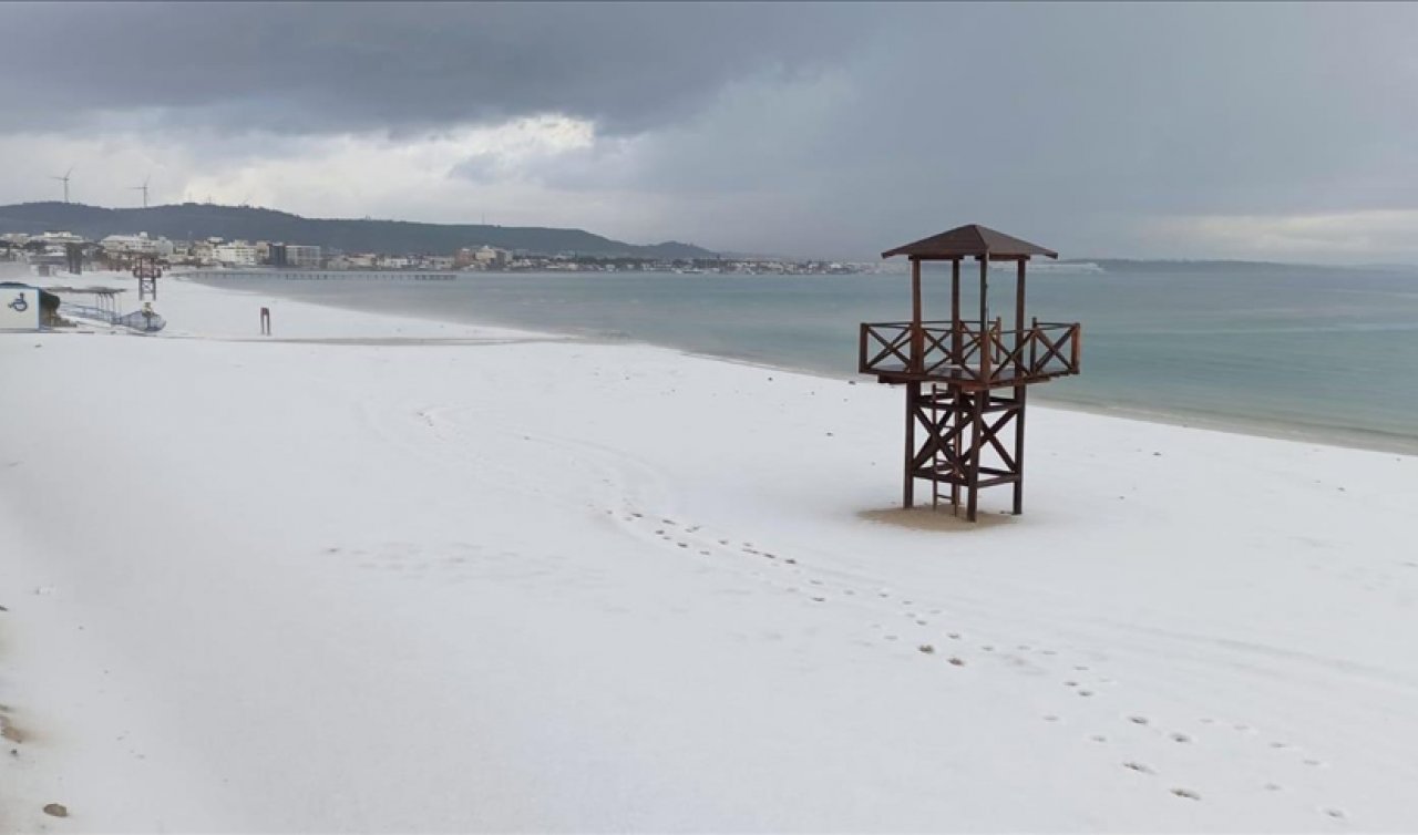 Çeşme’de dolu yağışıyla plaj beyaza büründü