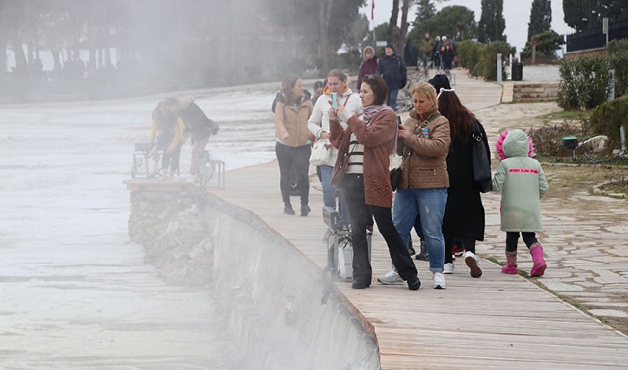Pamukkale ziyaretçi akınına uğruyor