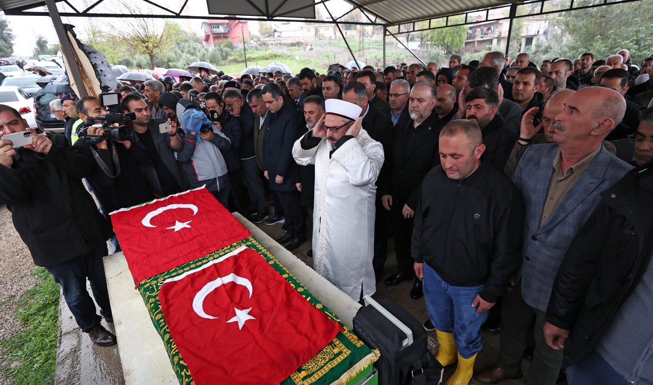 Otomobildeyken üzerine kaya devrilen öğretmen son yolculuğuna uğurlandı