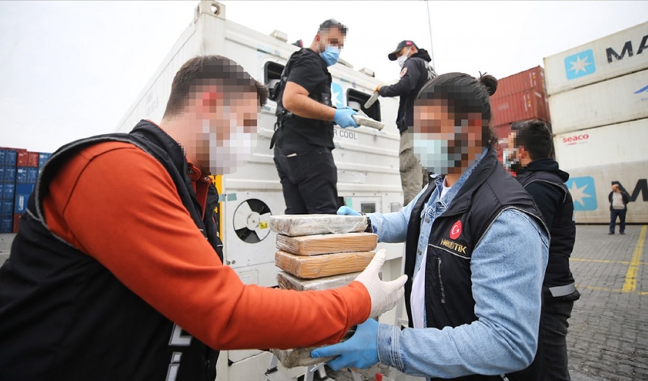 Polisler inanamadı! Muz yüklü konteynerden bakın ne çıktı