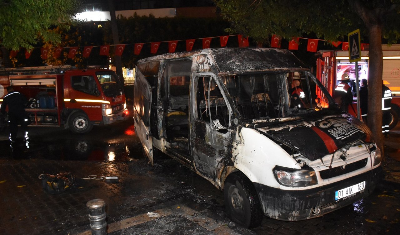 Park halindeki minibüs alev aldı!