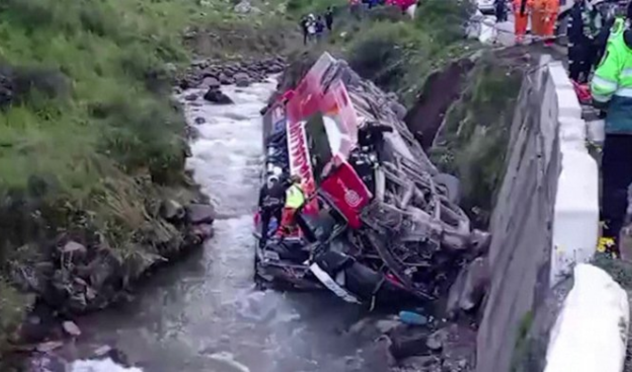 Ülkeyi sarsan kaza! Yolcu otobüsü dereye yuvarlandı 
