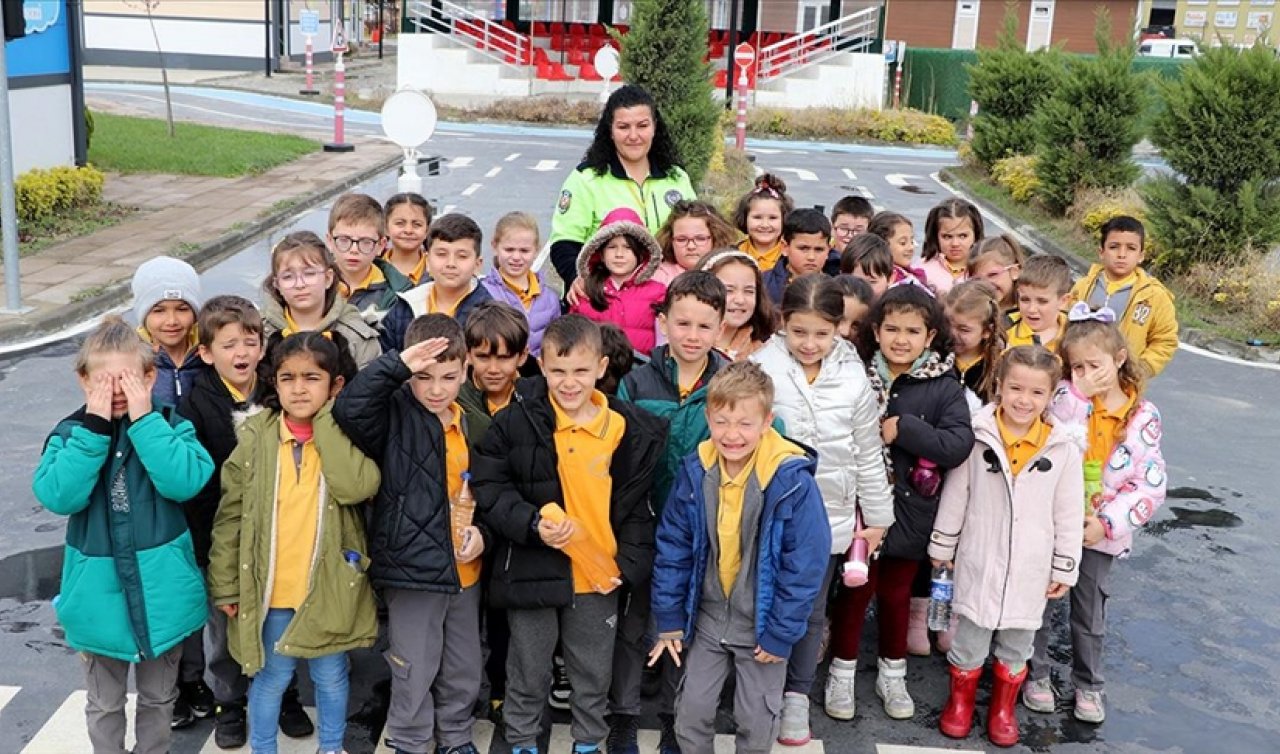Miniklere kurallar oyunlarla öğretiliyor